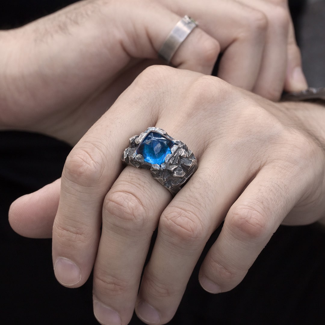 Bague massive en argent texturée et topaze bleue pain de sucre