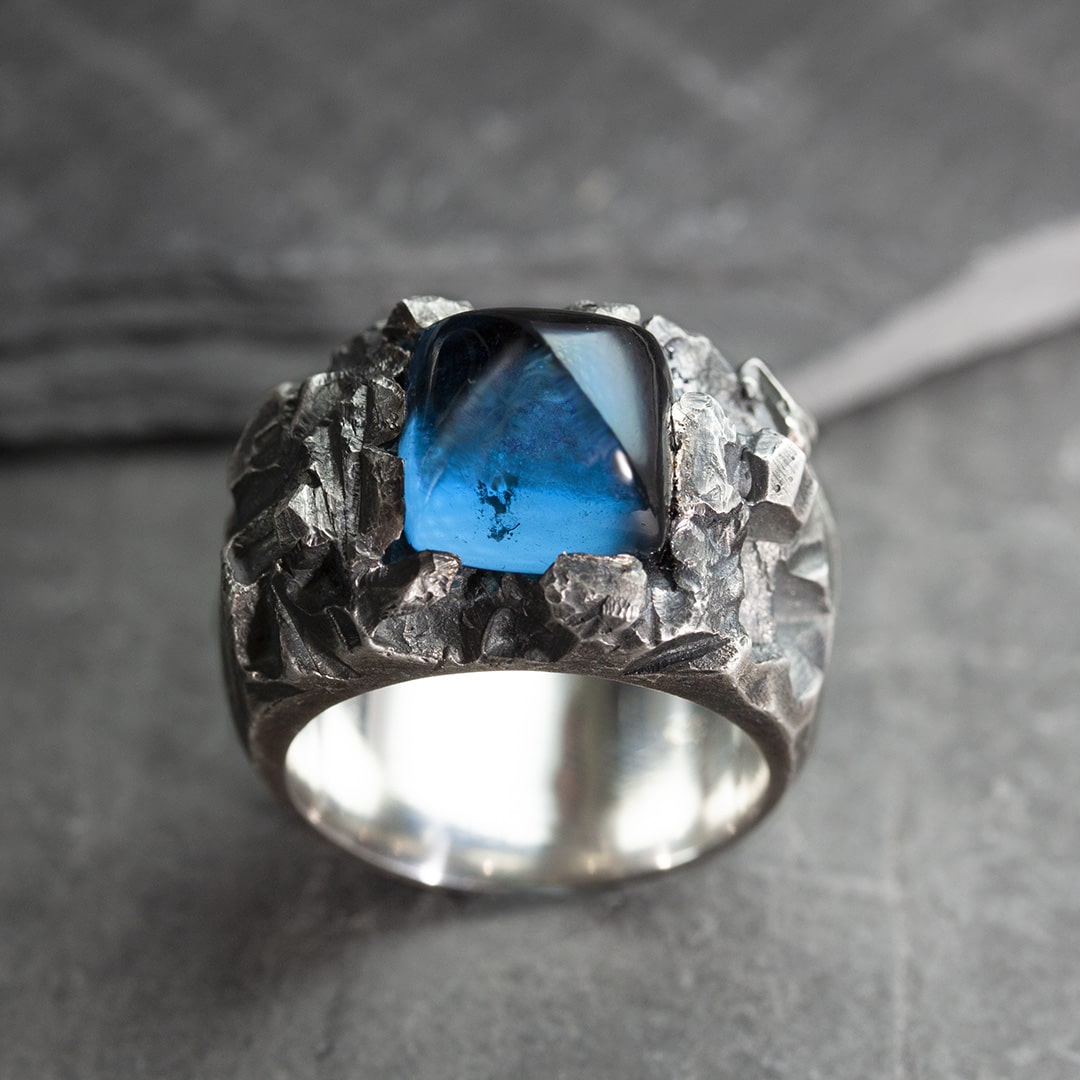 Bague massive en argent texturée et topaze bleue pain de sucre