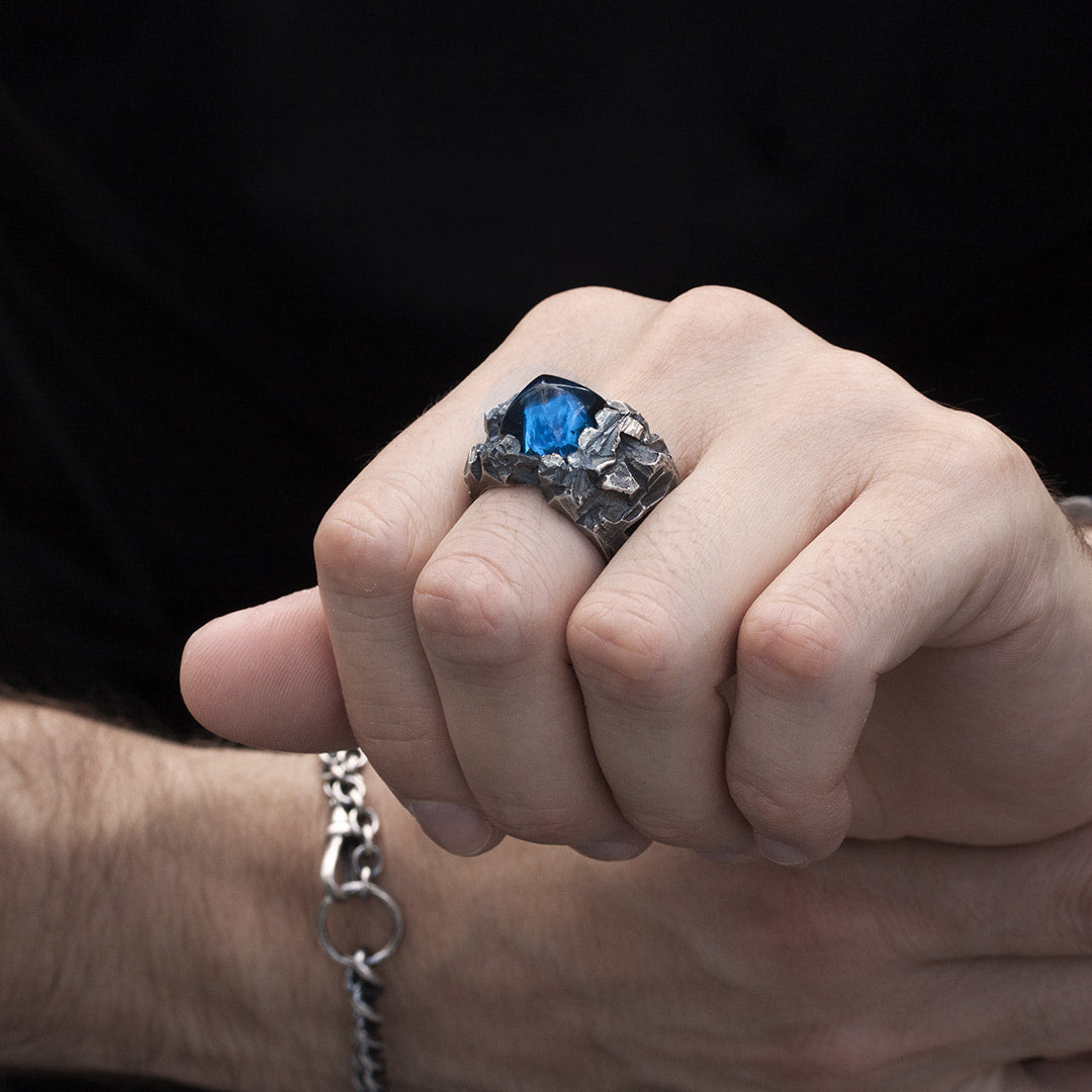 Bague massive en argent texturée et topaze bleue pain de sucre