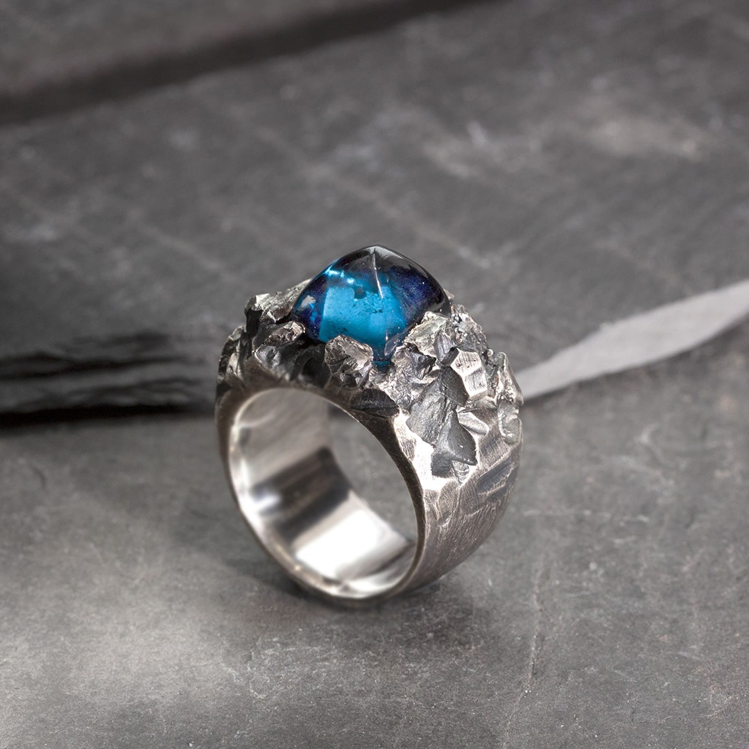 Bague massive en argent texturée et topaze bleue pain de sucre
