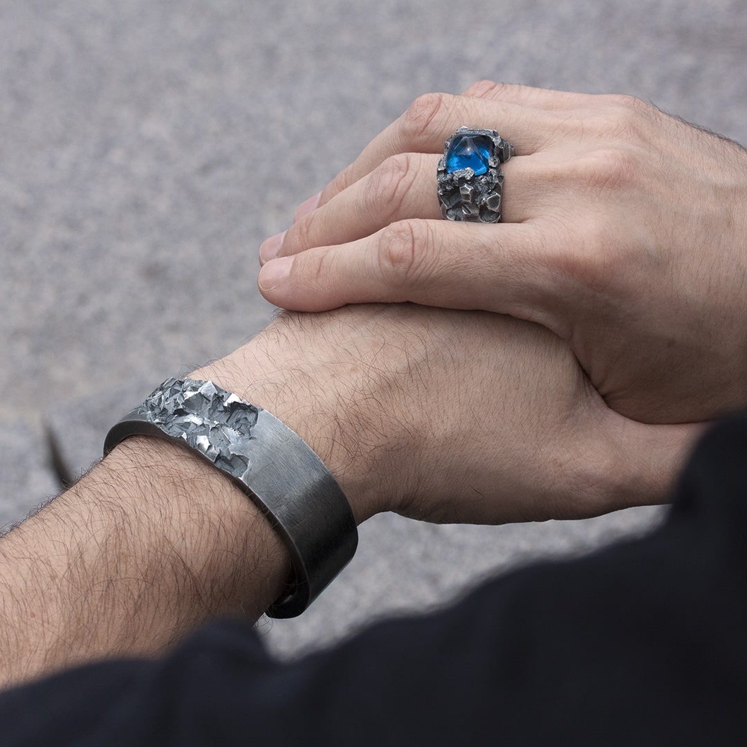 Bague massive en argent texturée et topaze bleue pain de sucre