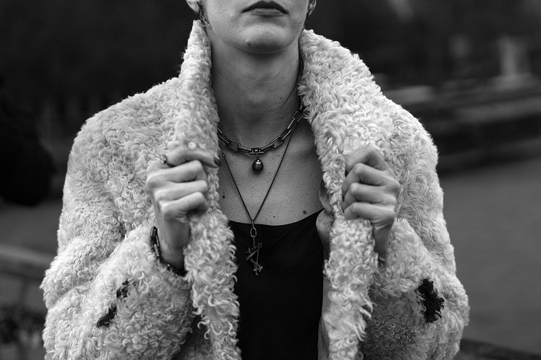 femme rock portant des bijoux en argent noir et un collier en argent noir et perles de tahiti