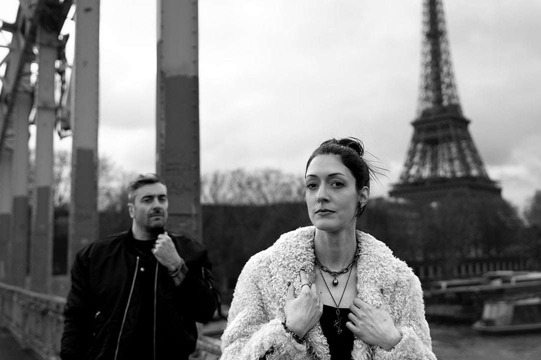 femme rock portant des bijoux en argent noir et un collier en argent noir et perles de tahiti