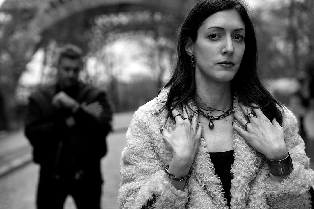 femme rock portant des bijoux en argent noir et un collier en argent noir et perles de tahiti