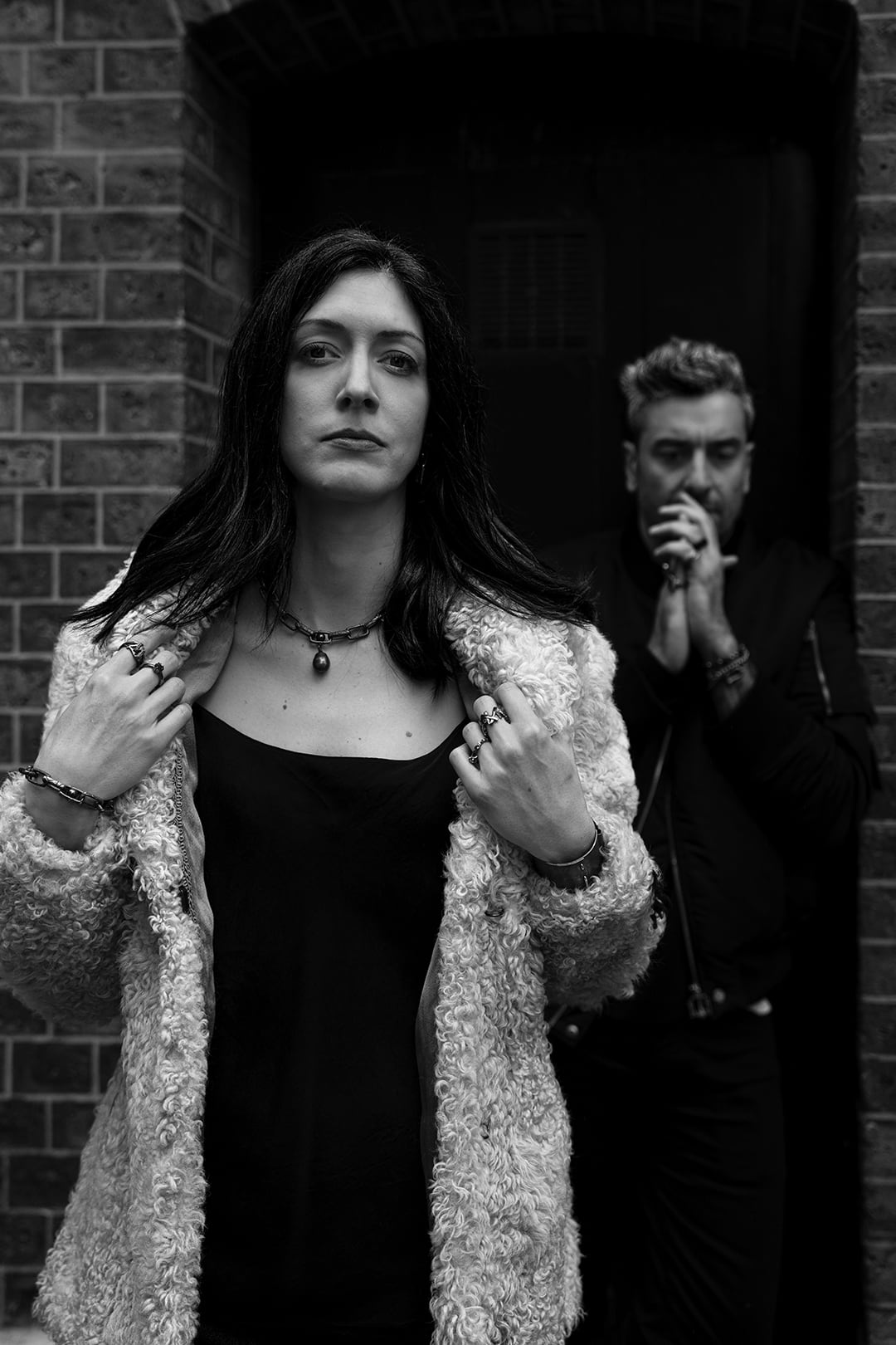 femme rock portant des bijoux en argent noir et un collier en argent noir et perles de tahiti