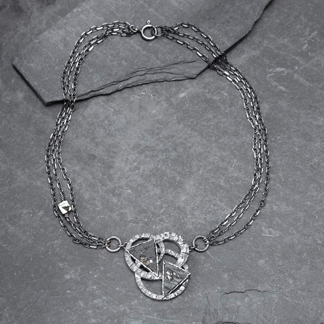 collier chaînes et module en argent avec ardoise et pyrite