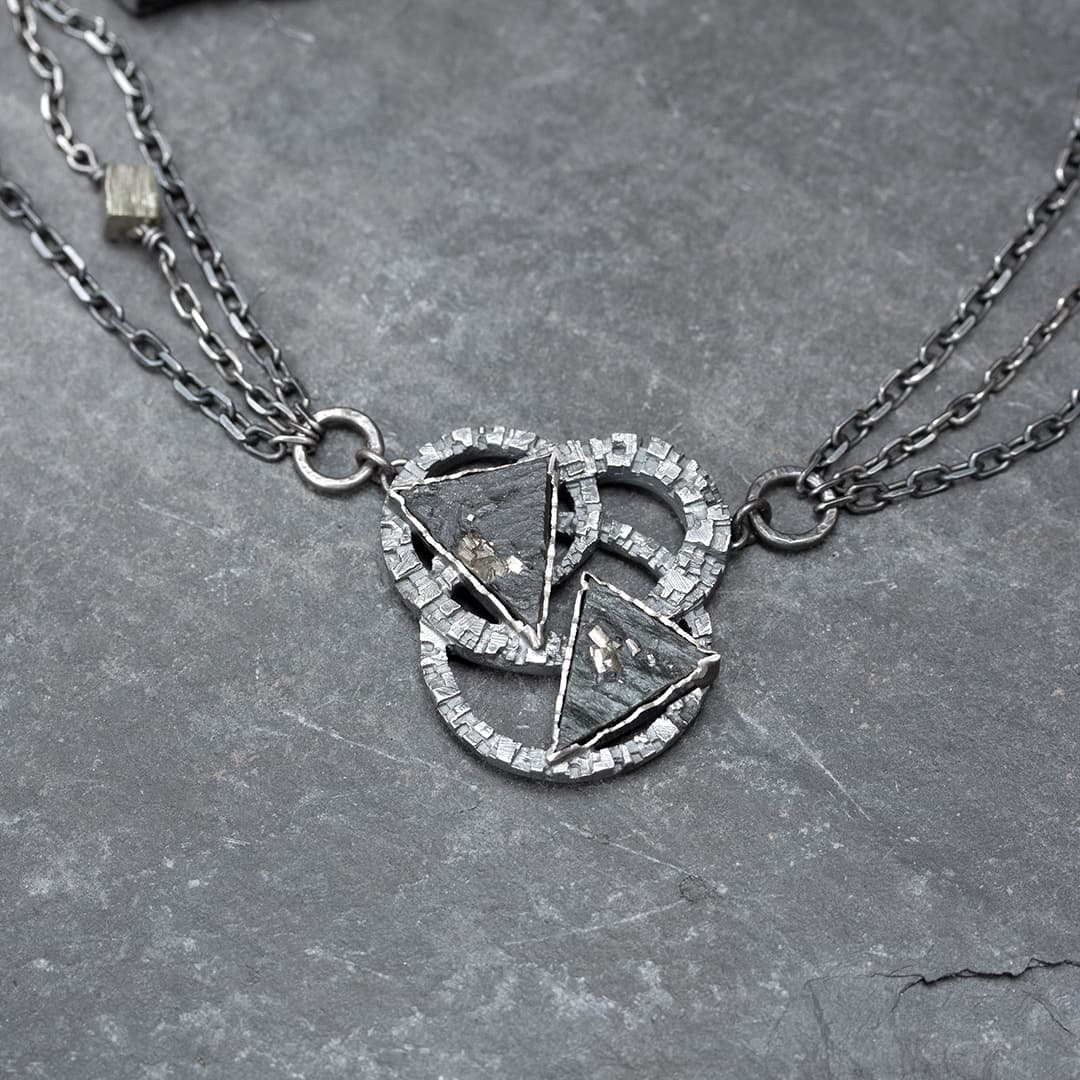 collier avec chaînes et module en argent avec ardoise et pyrite