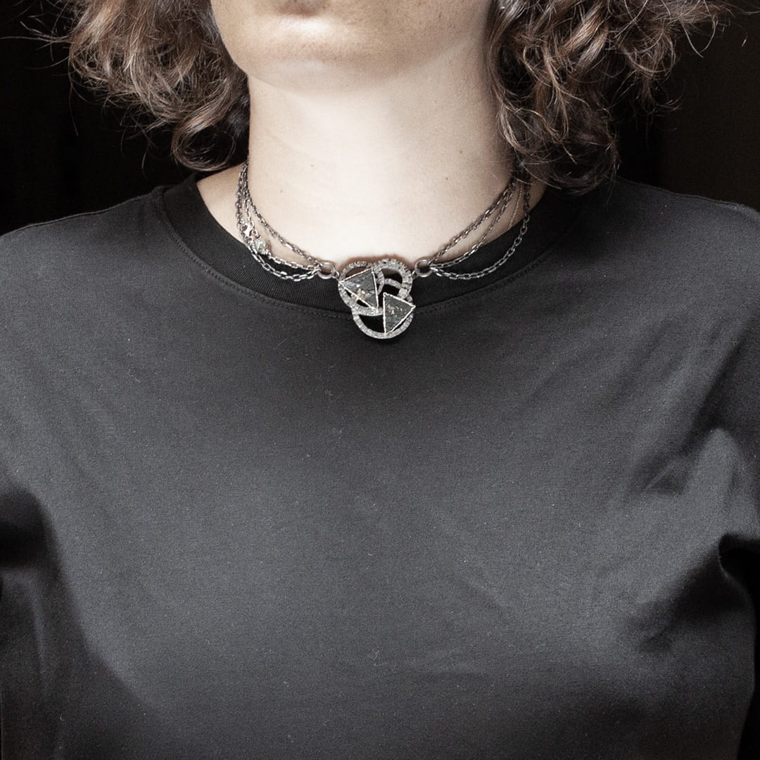 collier avec chaînes et module en argent serti d'ardoise avec pyrite