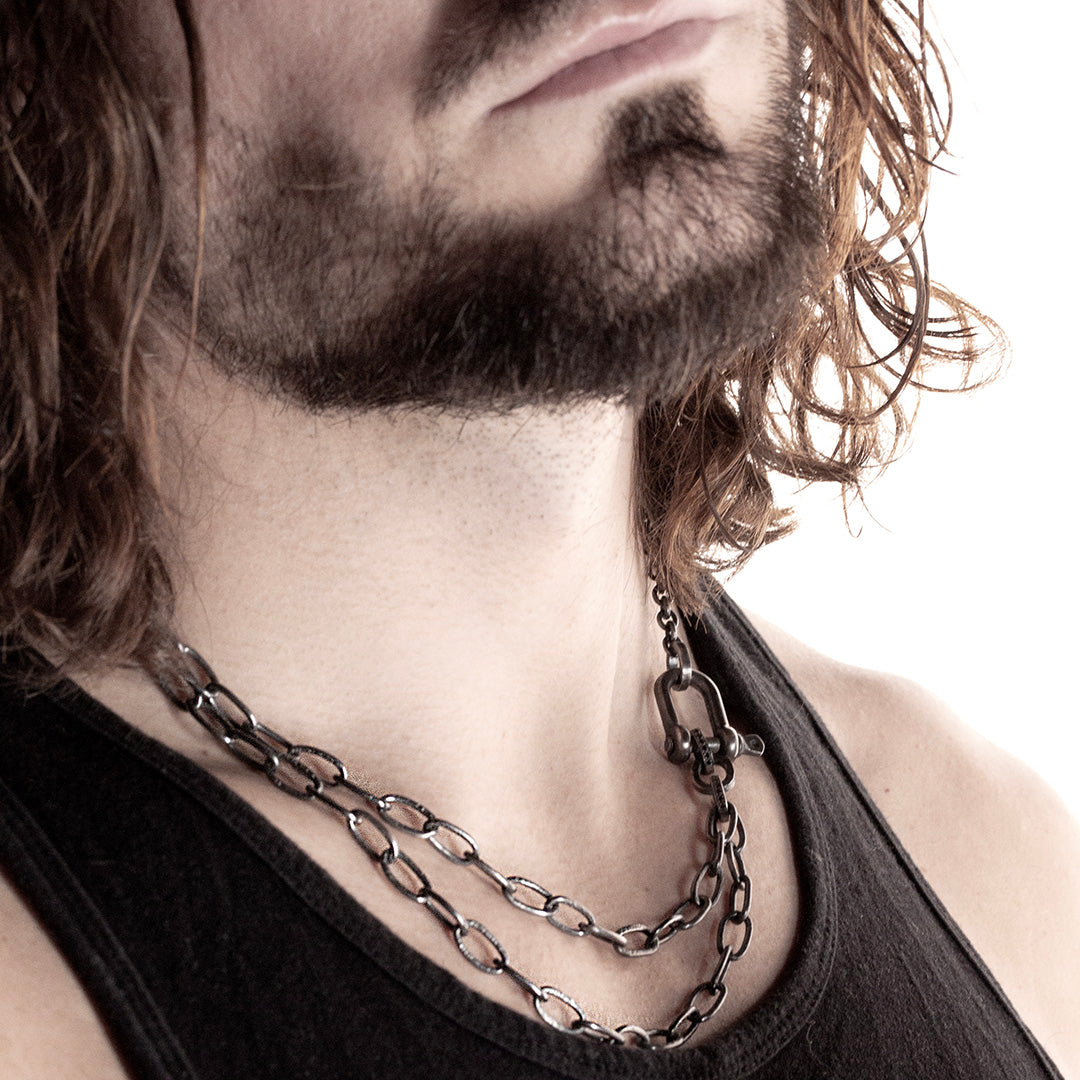 collier pour homme avec des chaines en argent noir et diamants noirs