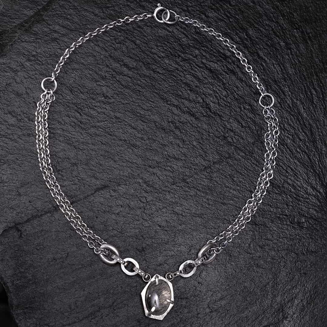 collier pour femme en argent noir, diamants noirs et quartz fleche d'amour