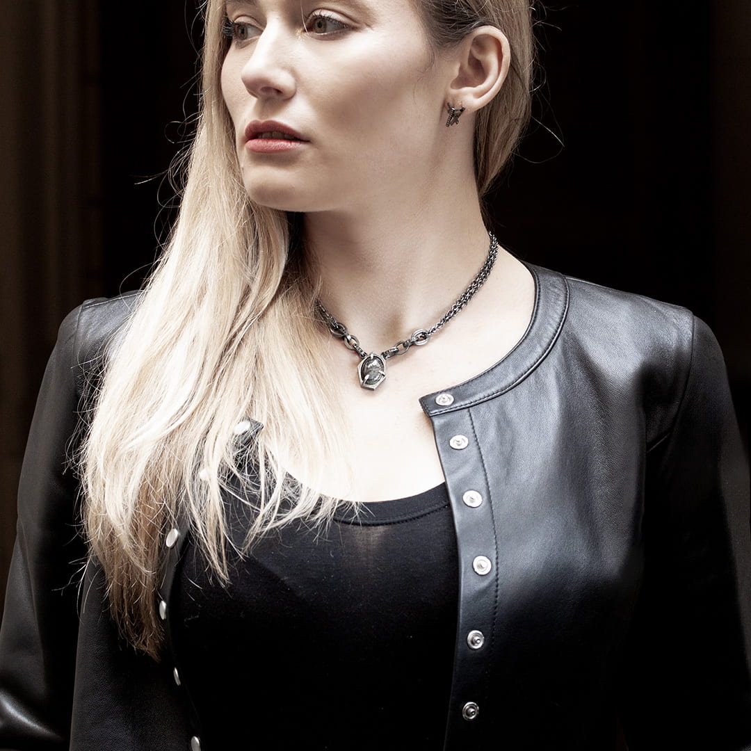 collier pour femme en argent noir, diamants noirs et quartz fleche d'amour