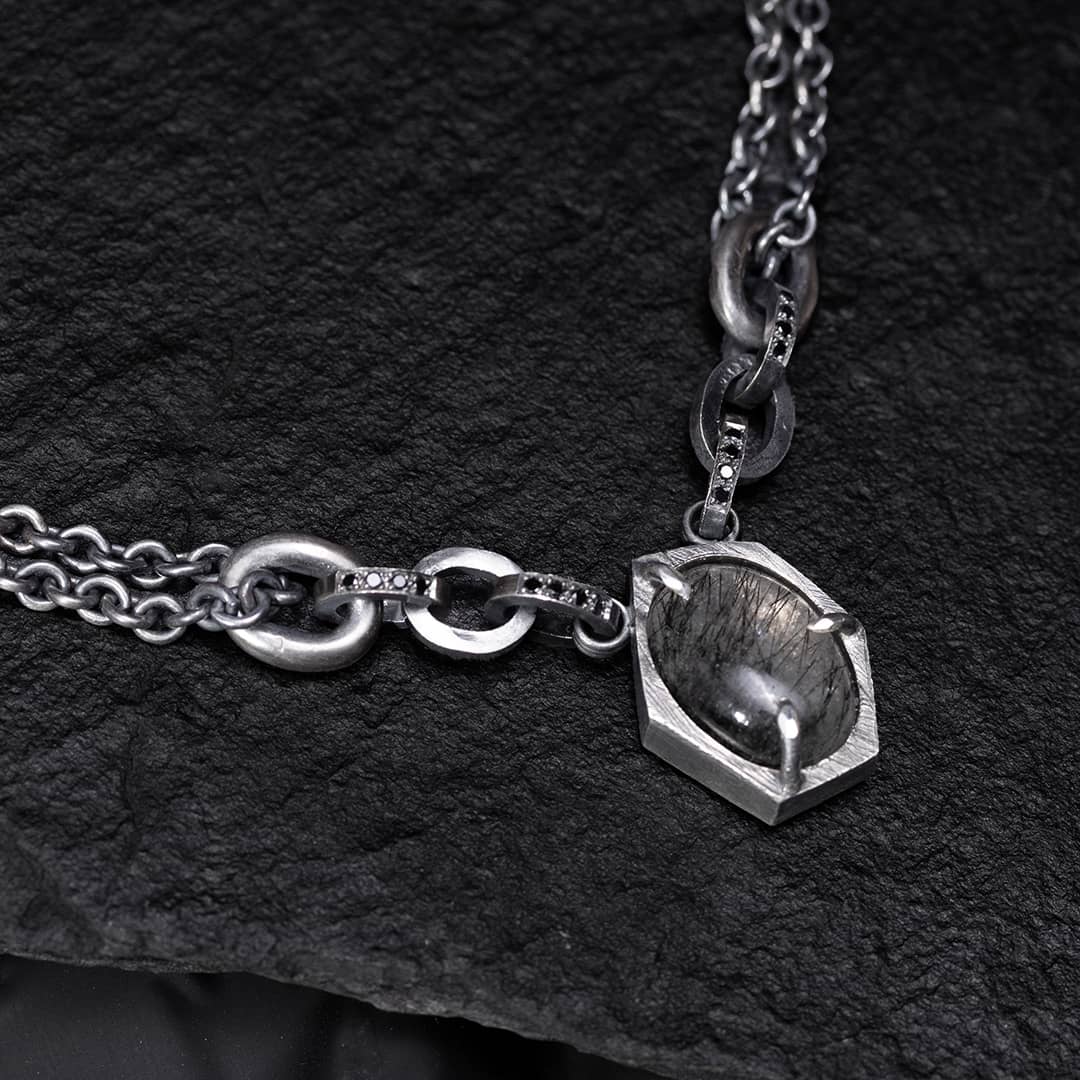 collier pour femme en argent noir, diamants noirs et quartz fleche d'amour