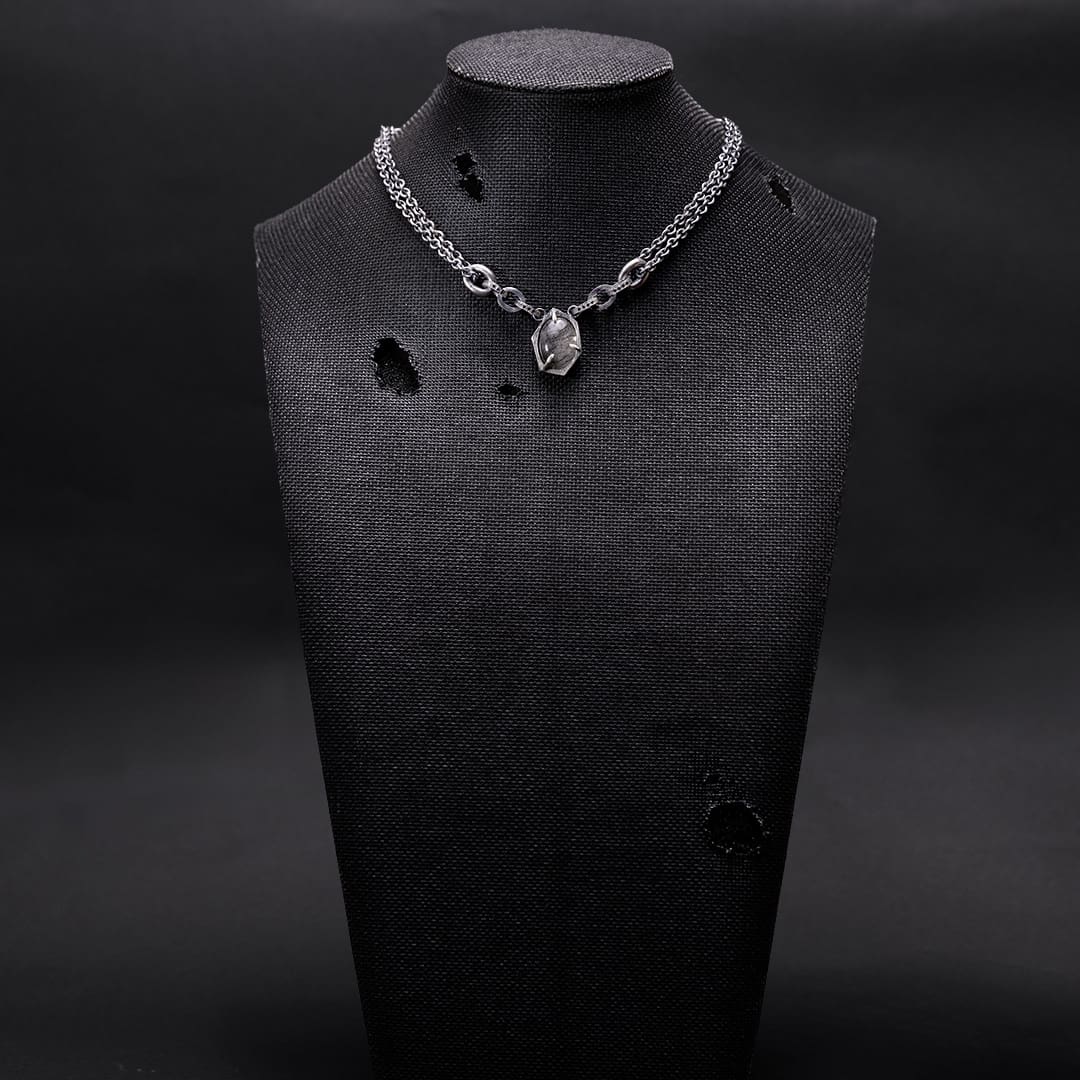 collier pour femme en argent noir, diamants noirs et quartz fleche d'amour