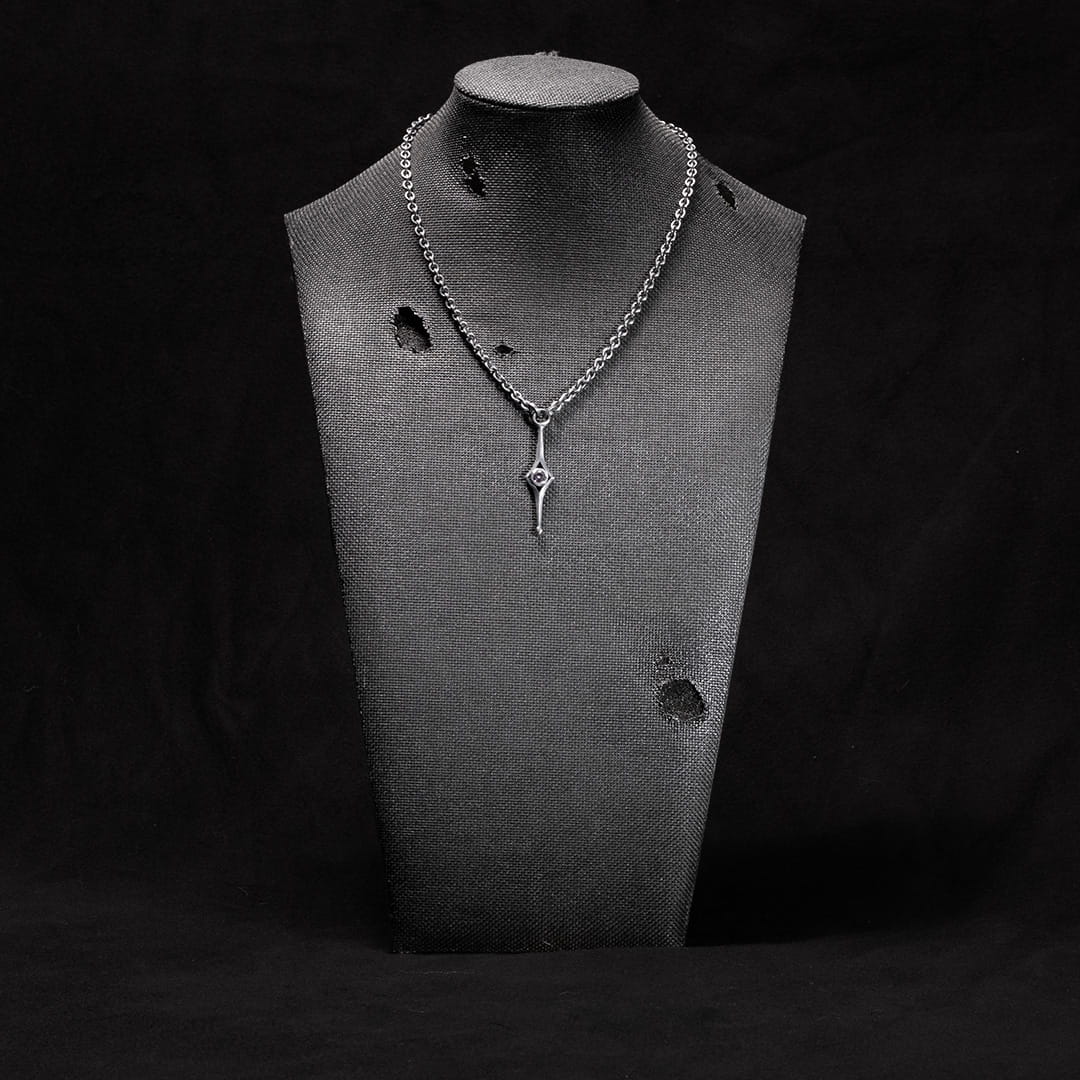 collier en argent avec un pendentif en argent sculpté avec un spinelle gris mauve.