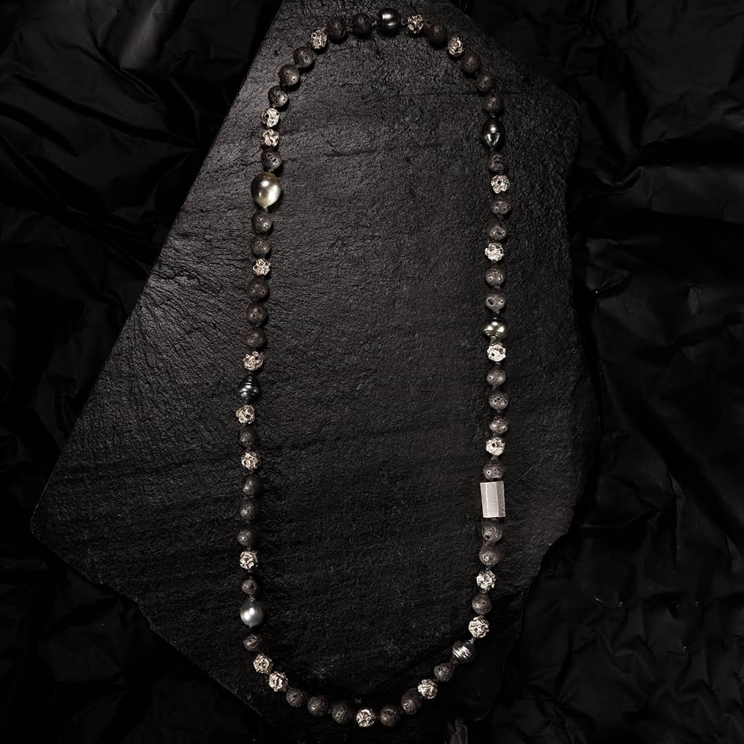 collier en perles d'argent, de lave et perles de tahiti