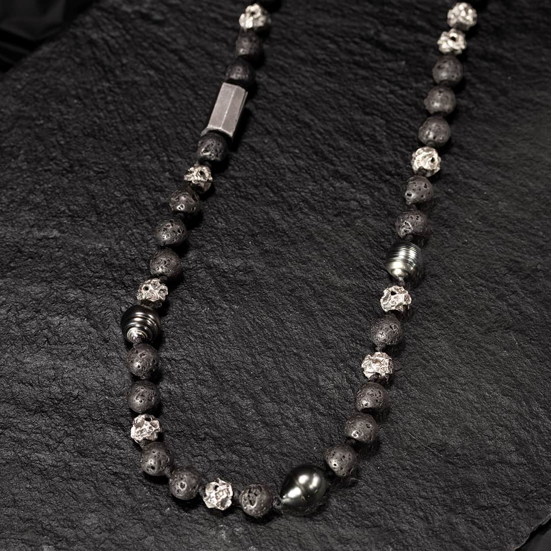 collier en perles d'argent, de lave et perles de tahiti