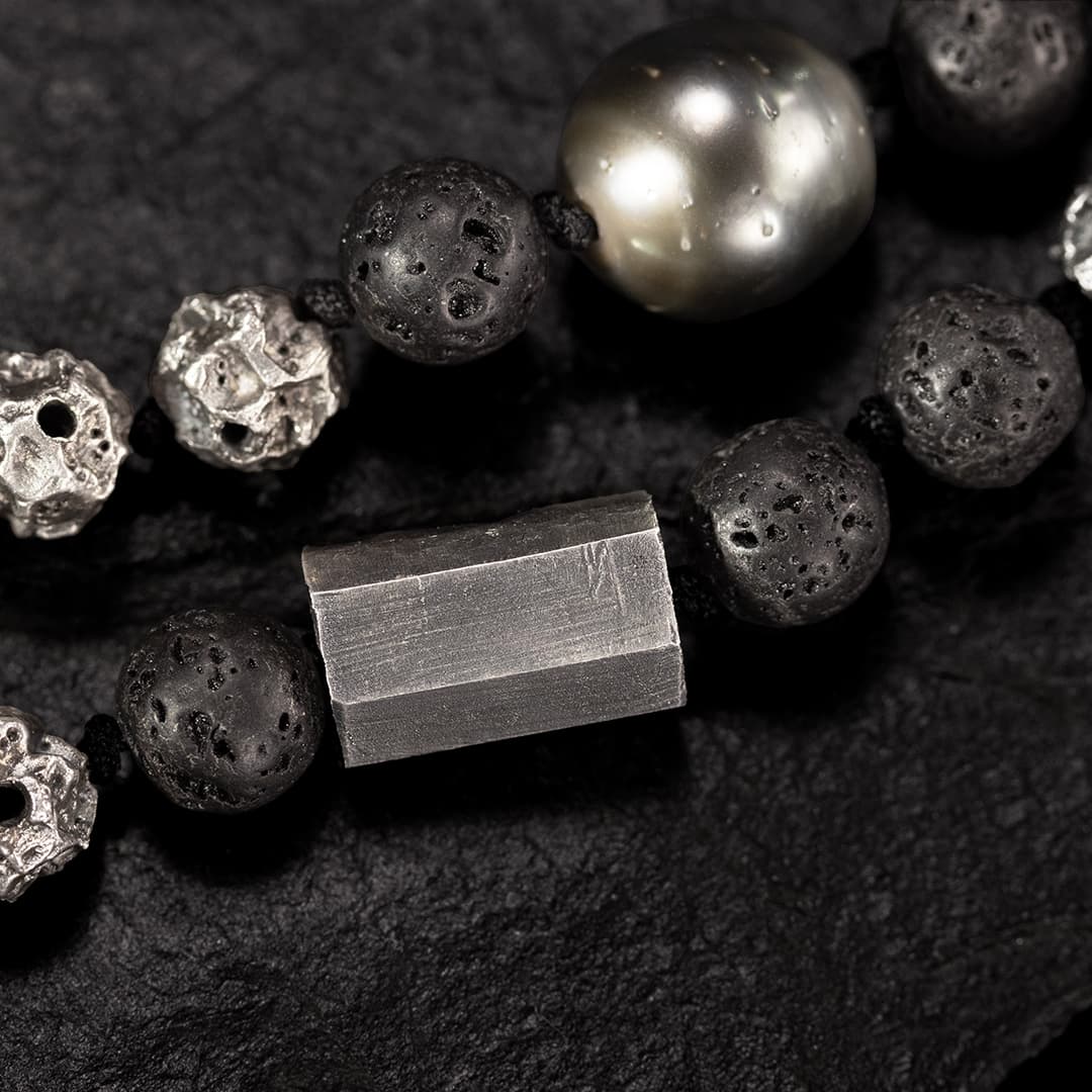 collier en perles d'argent, de lave et perles de tahiti