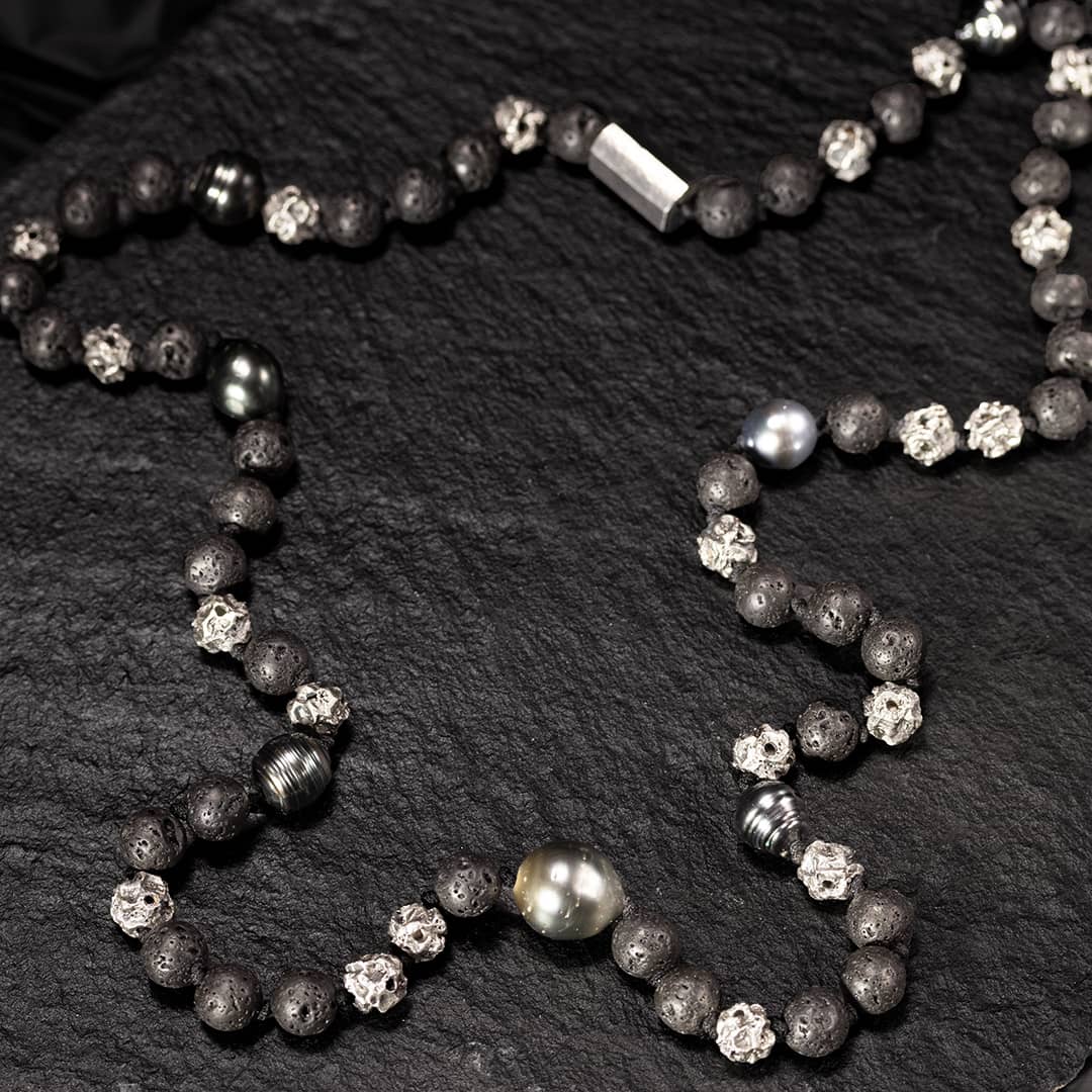 collier en perles d'argent, de lave et perles de Tahiti