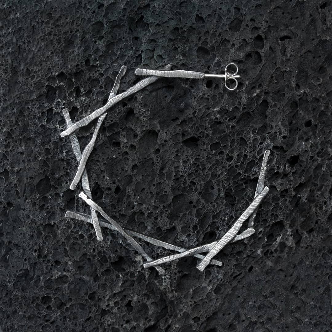 BOUCLE D'OREILLE CREOLE EN ARGENT NOIR MARTELÉ