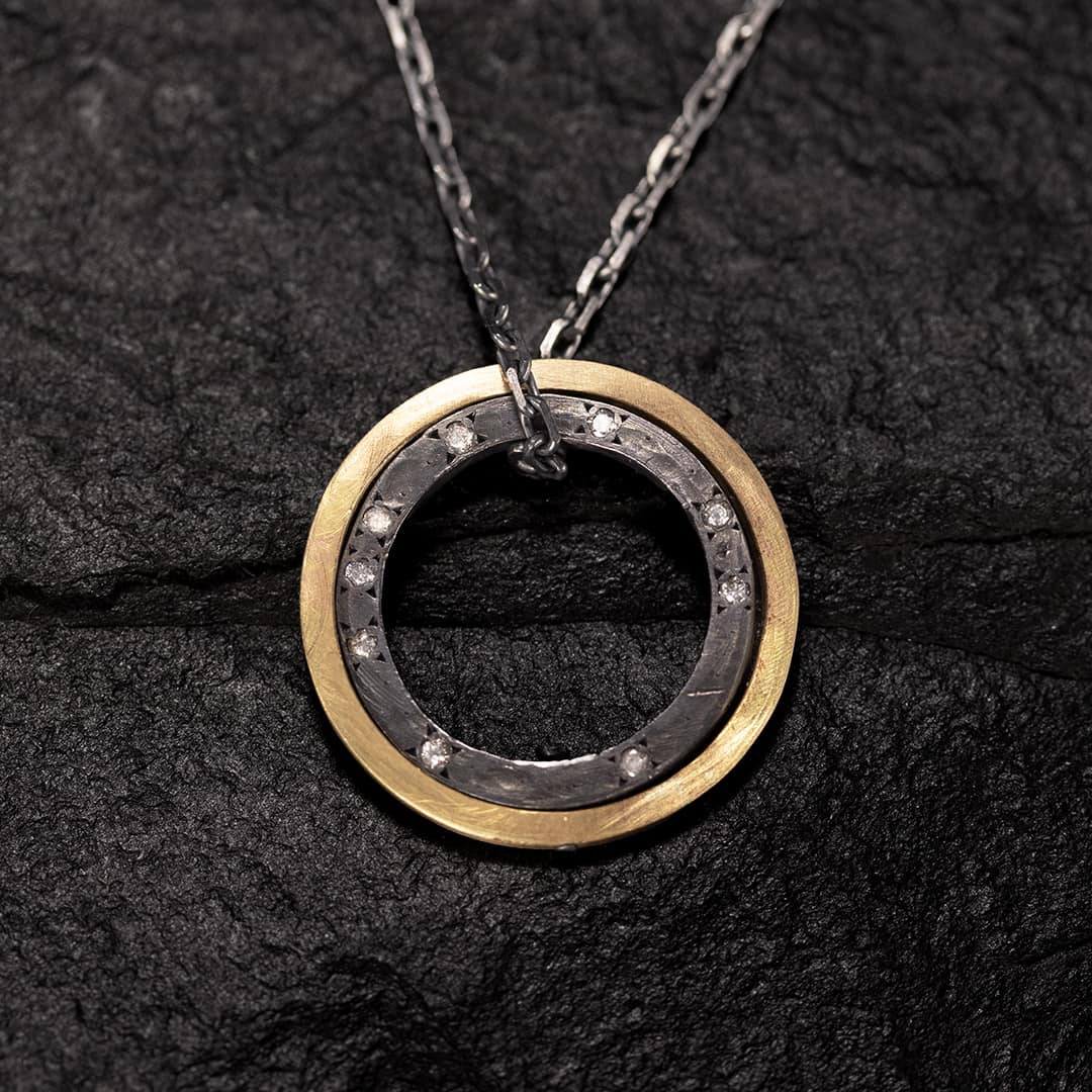 collier en argent et or jaune doubles anneaux mobiles avec des diamants blancs