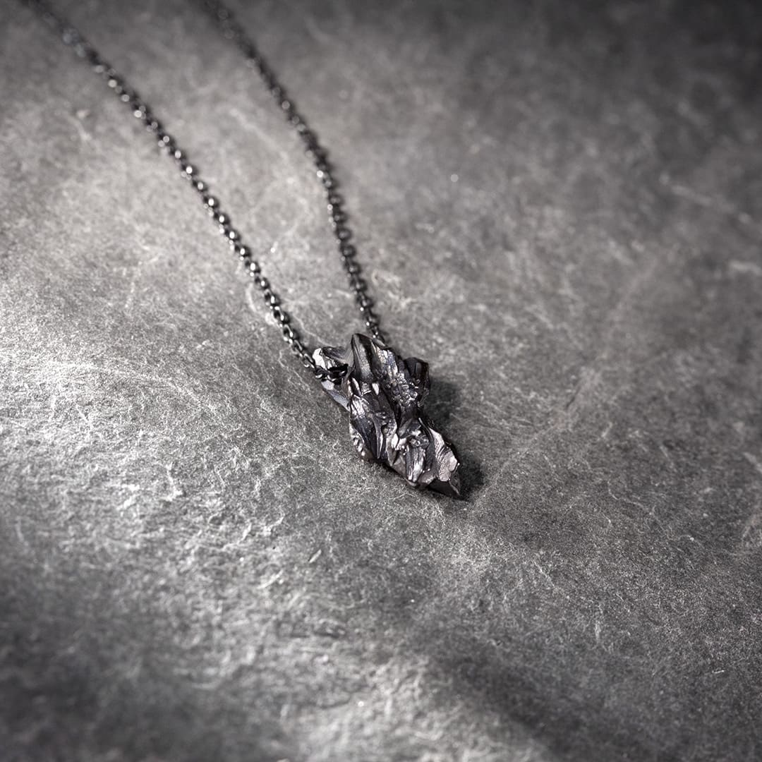 pendentif et chaine en or noir