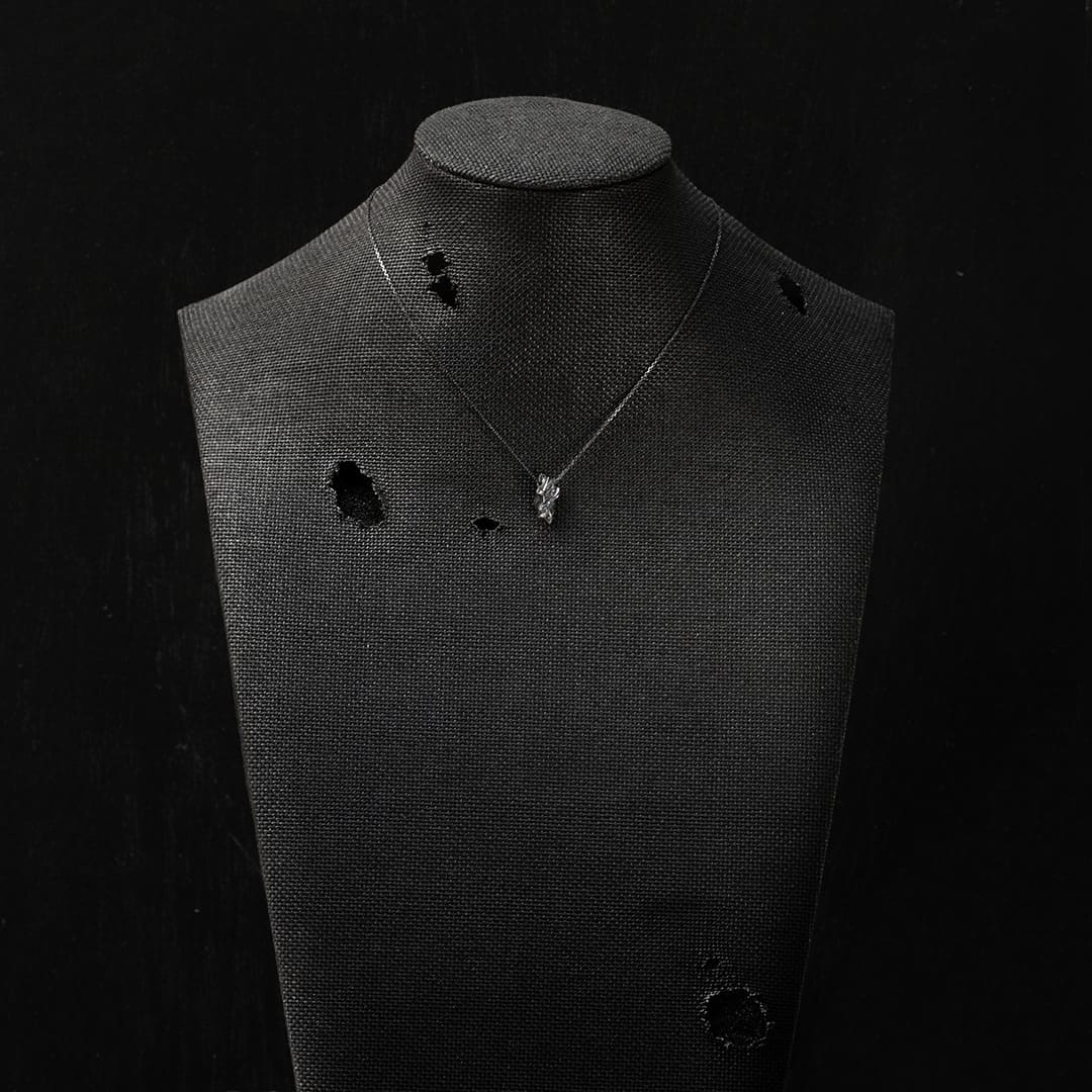 pendentif et chaine en or noir