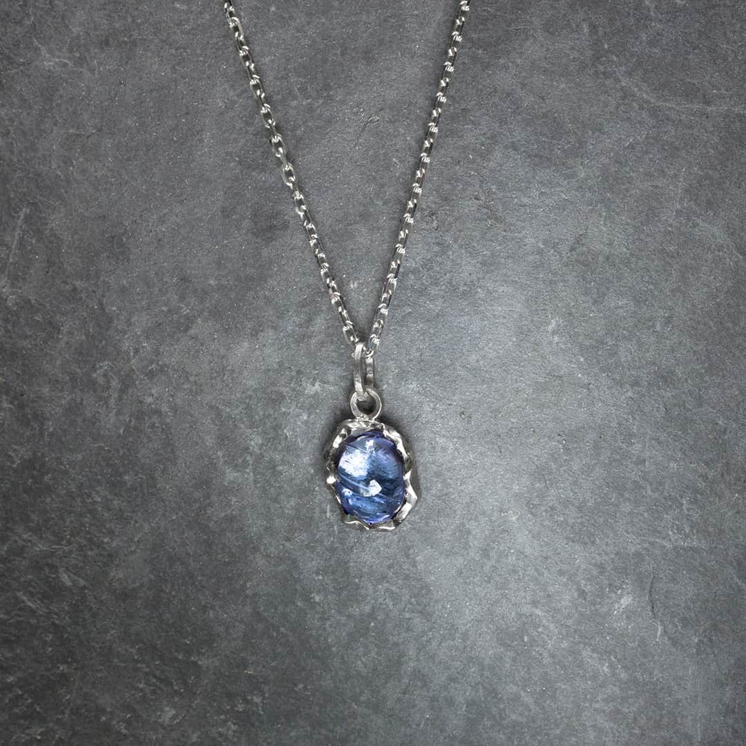 pendentif en or blanc et tanzanite