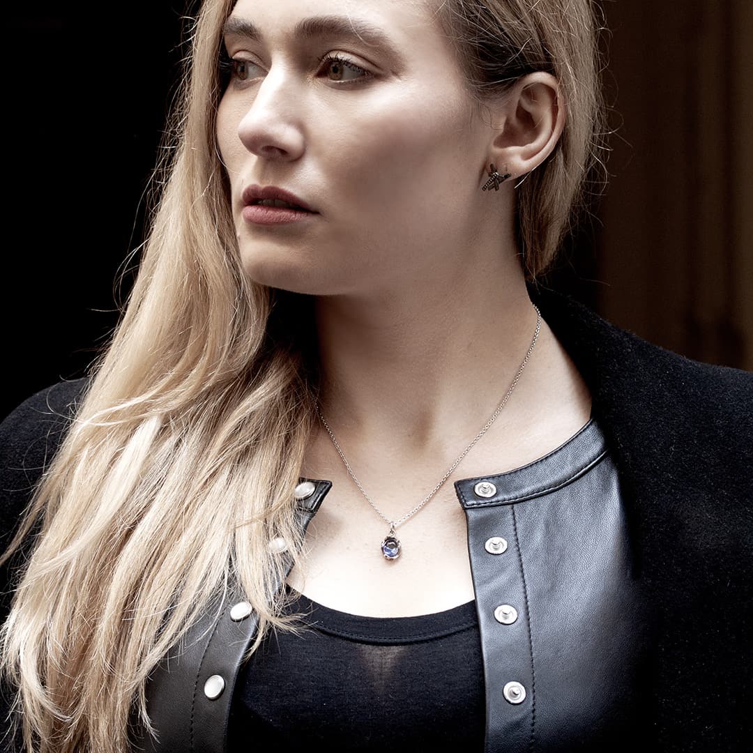 jeune femme portant un pendentif en or blanc et tanzanite