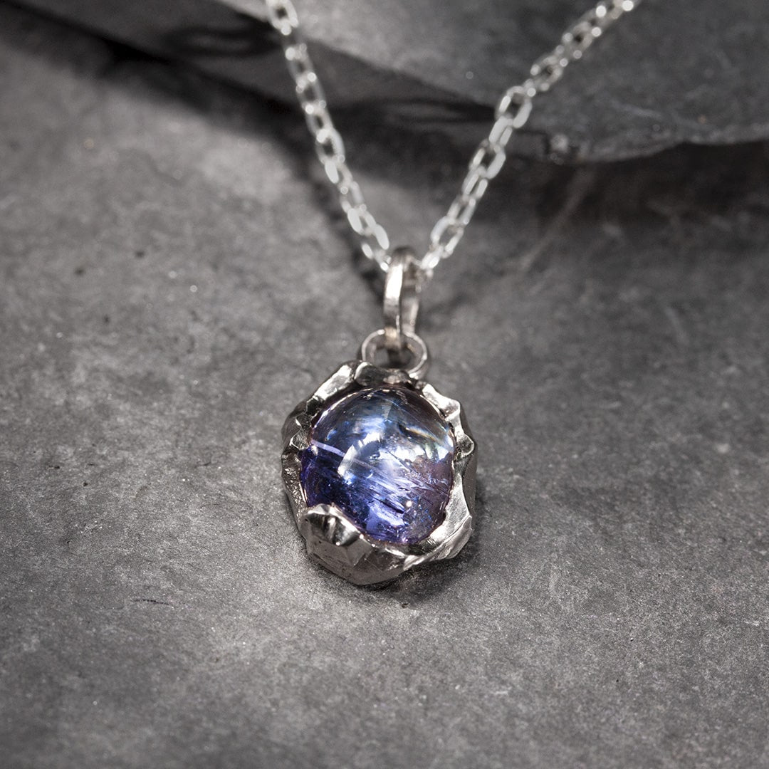 pendentif en or blanc et tanzanite