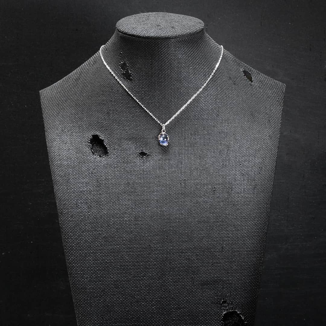 pendentif en or blanc et tanzanite