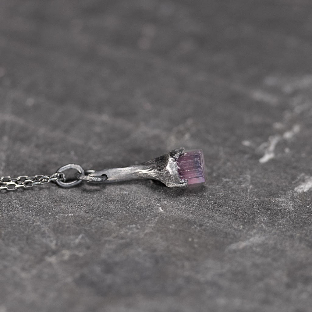 Pendentif en argent noir avec une tourmaline rose grise brute