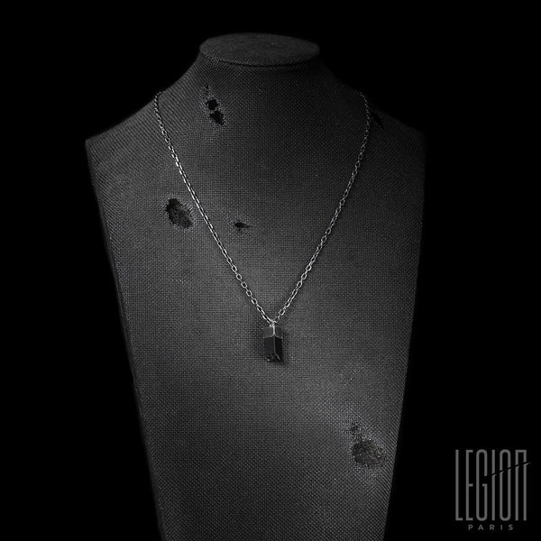 pendentif en argent noir LEGION PARIS avec une chaine maille forçat et un pendentif en onyx noir