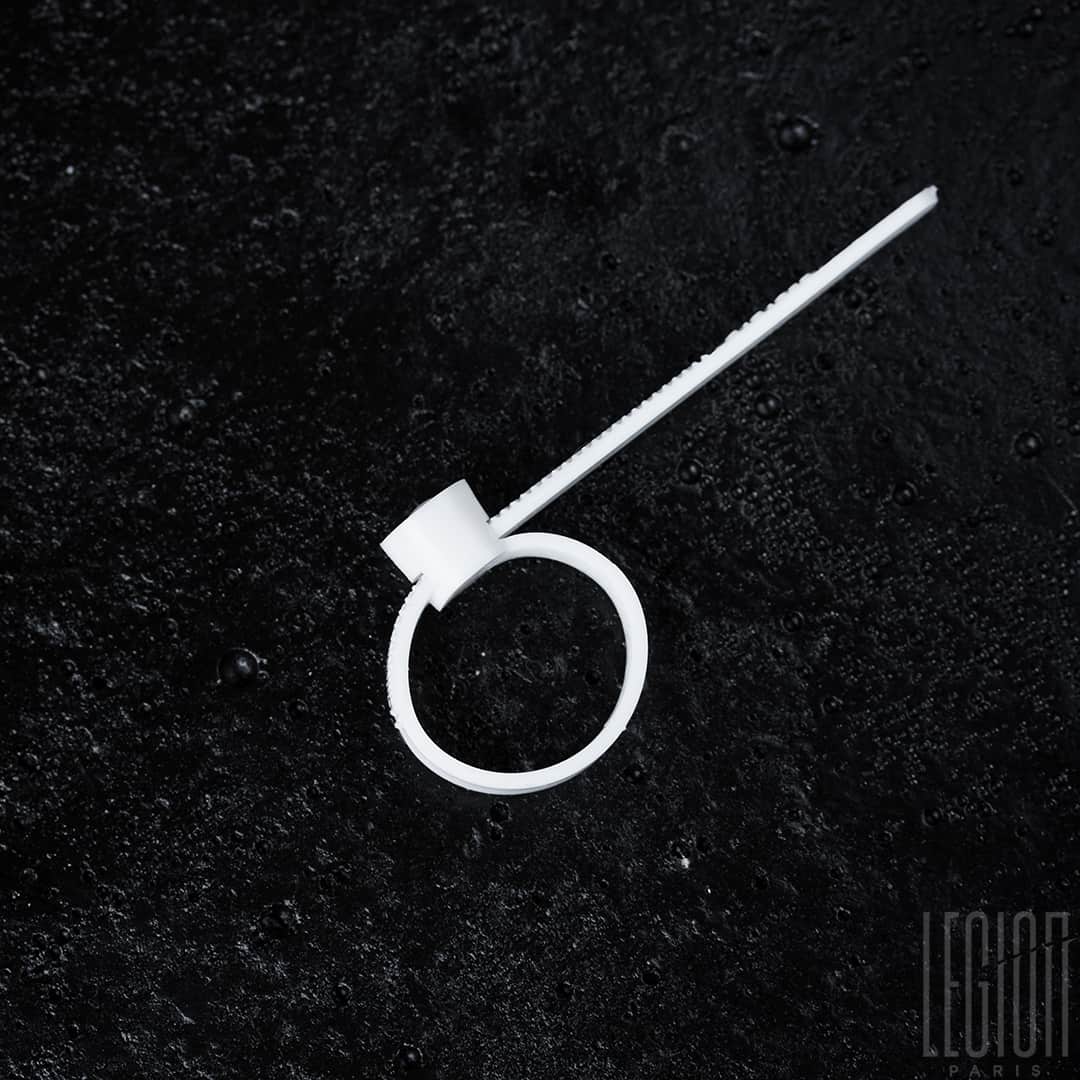 Baguier en plastique blanc
