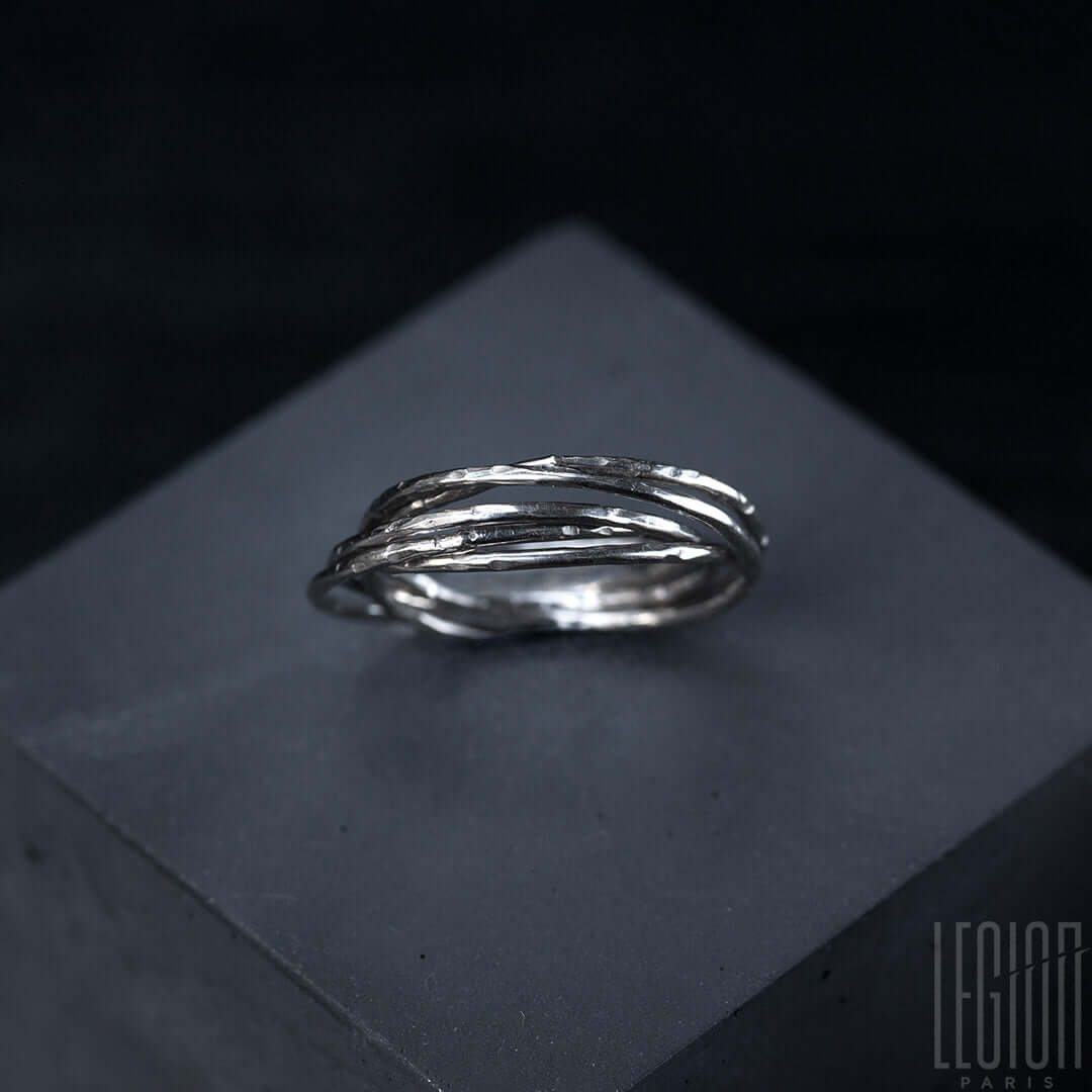 bague Legion Paris en or blanc 750 faite de 5 anneaux martelés entrelacés