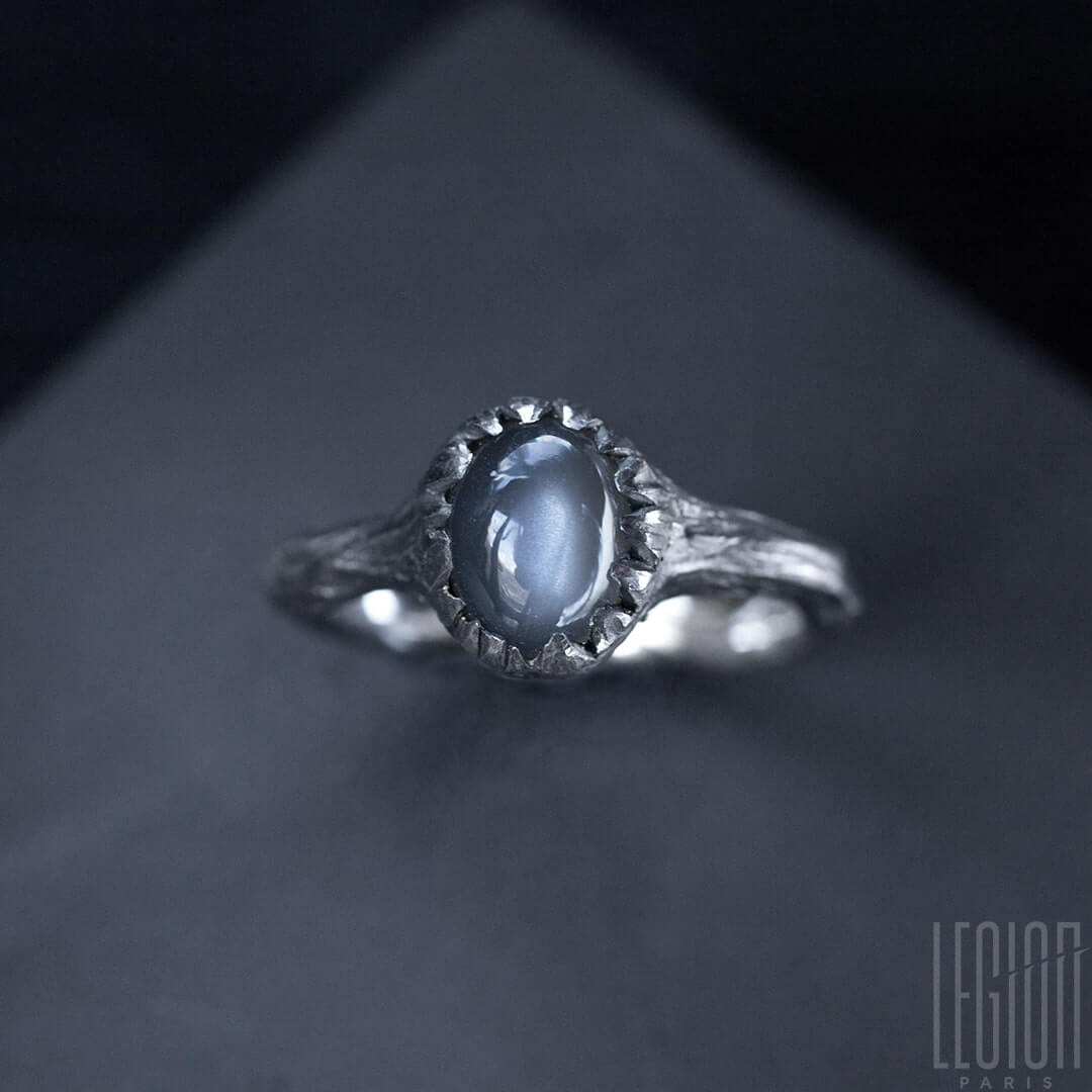 bague Legion Paris en argent noir 925 avec une pierre centrale grise et une corps de bague texturé