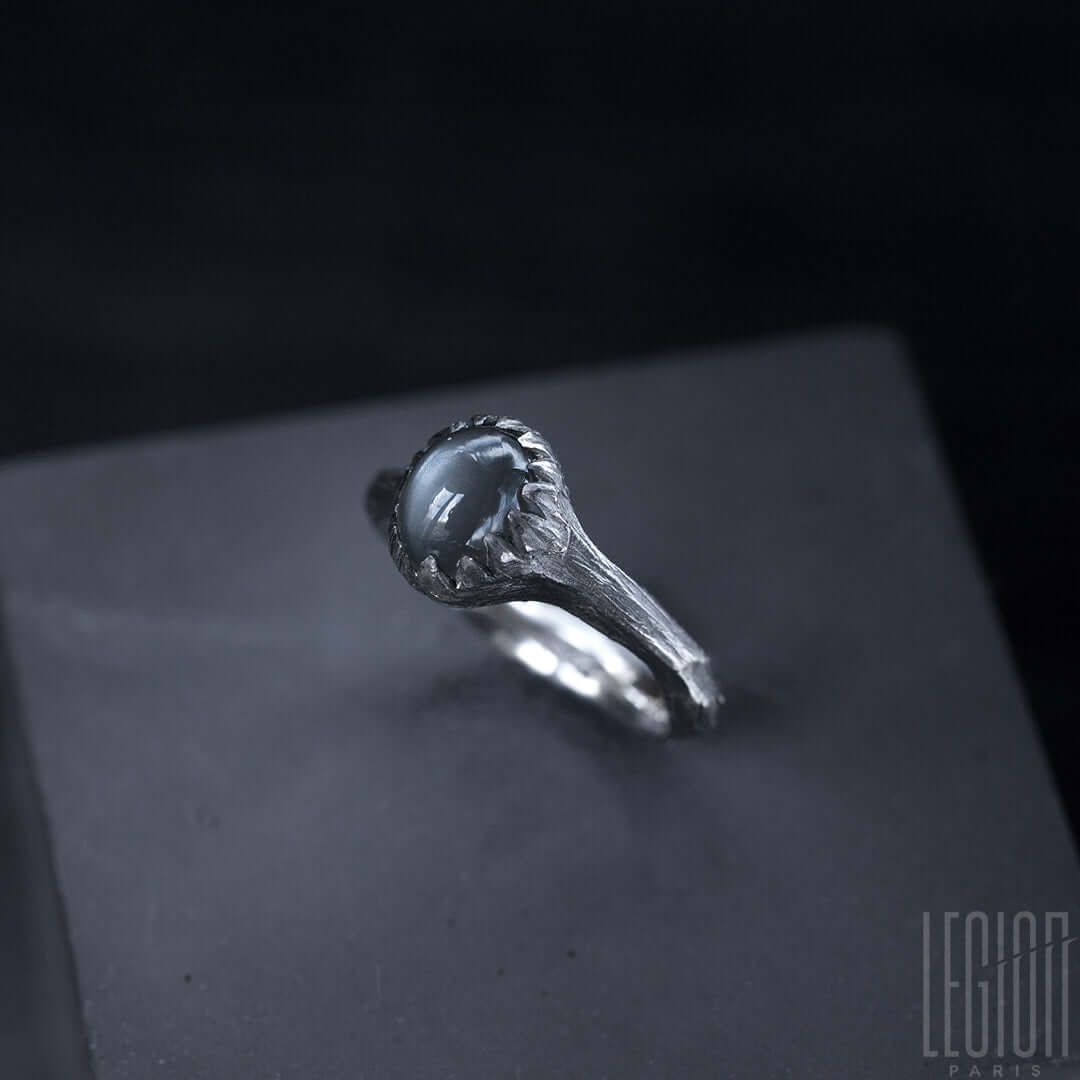 bague legion paris en argent noir 925 avec un corps de bague texturé et une pierre de lune grise