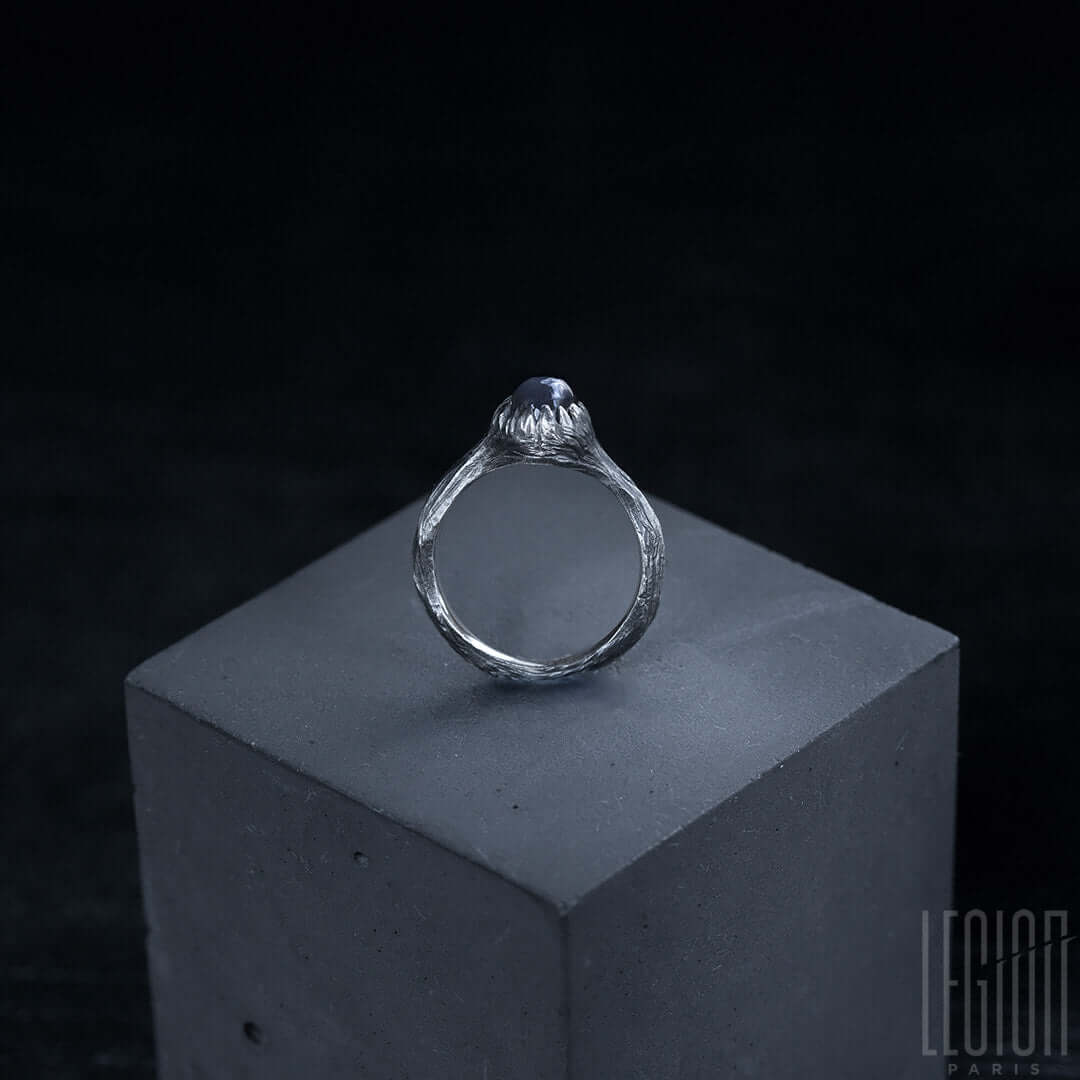 bague Legion Paris en argent noir 925 avec une pierre gris et un corps de bague texturé
