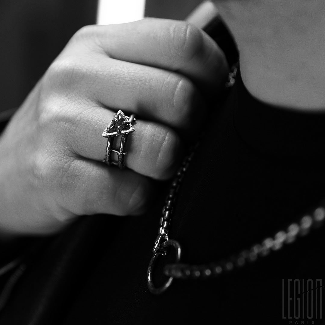 bague en argent noir, pièce unique, design contemporain, pierre centrale citrine de madère en triangle.