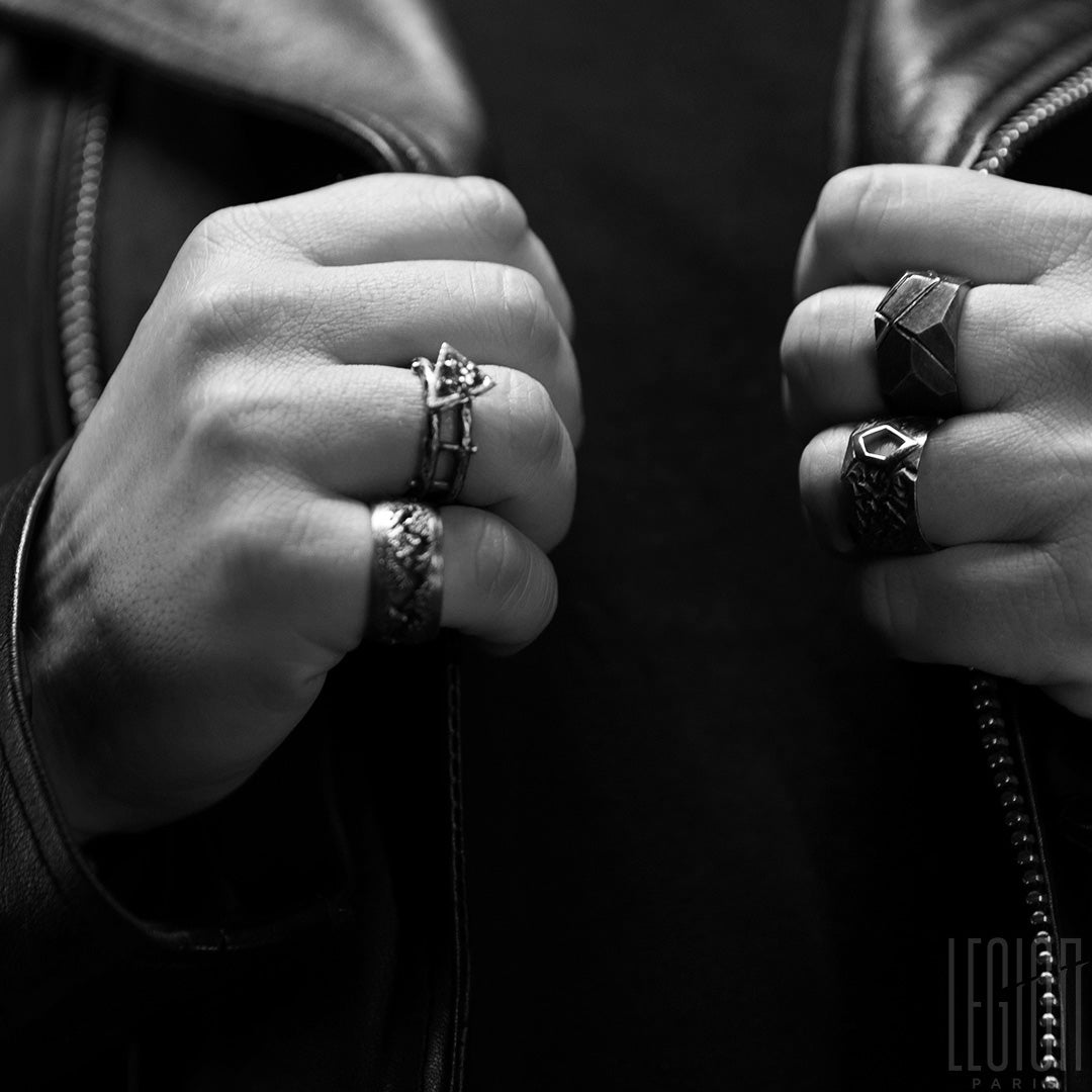 bague en argent noir, pièce unique, design contemporain, pierre centrale citrine de madère en triangle.