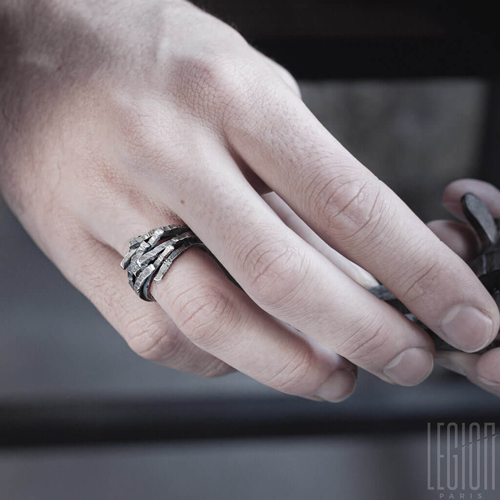 bague massive en argent noir texturée