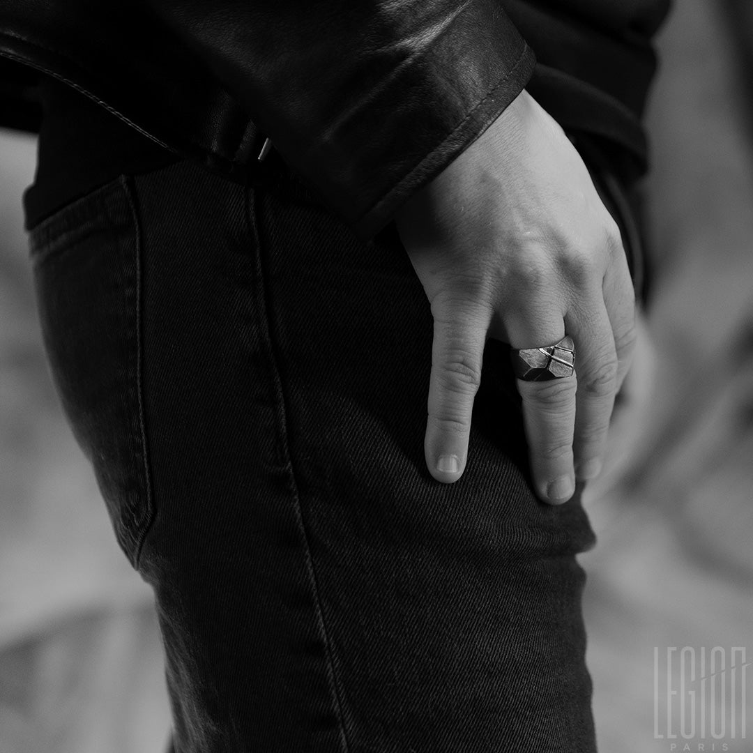 Bague massive chevalière facettée pour homme en argent noir et argent, design contemporain.