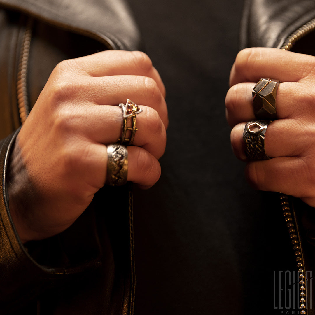 Bague massive chevalière facettée pour homme en argent noir et argent, design contemporain.