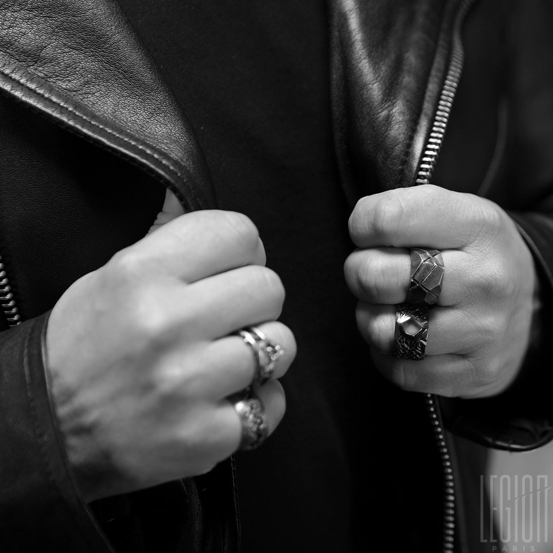 Bague massive chevalière facettée pour homme en argent noir et argent, design contemporain.
