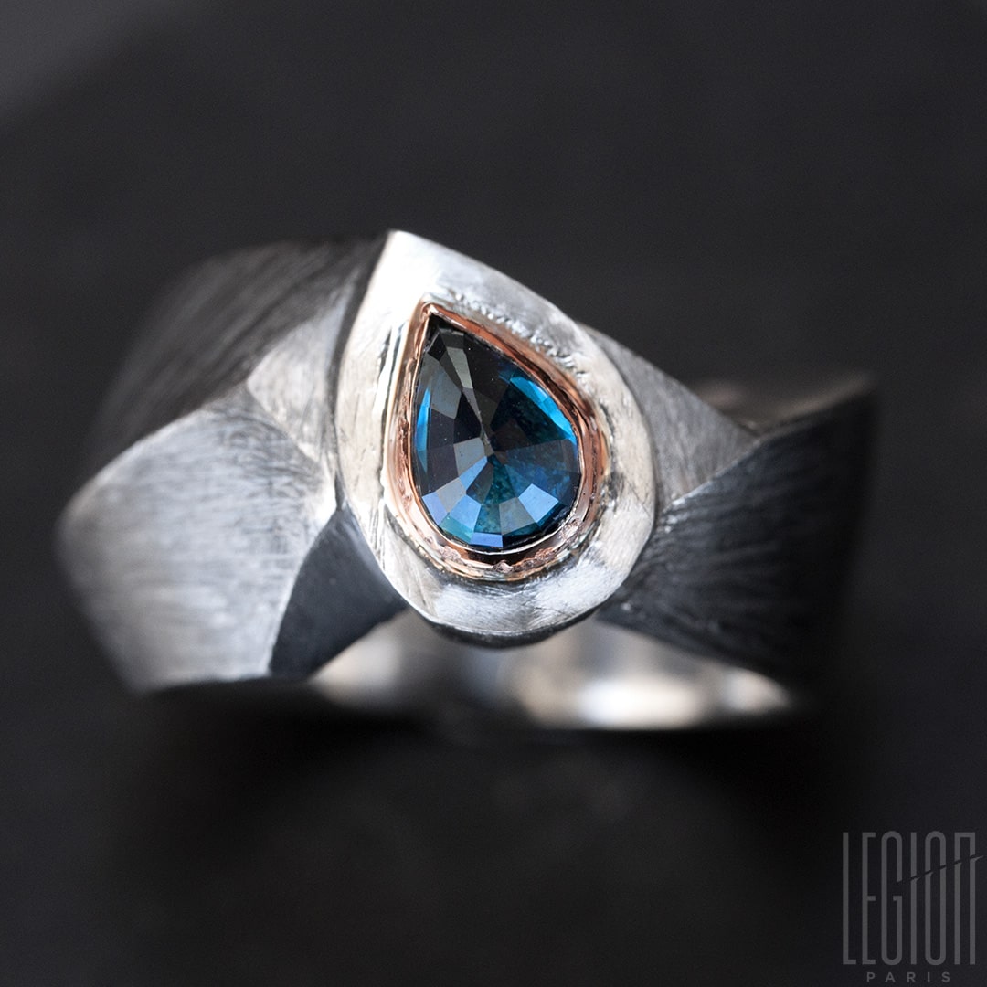 chevalière en argent noir et or rouge et saphir bleu