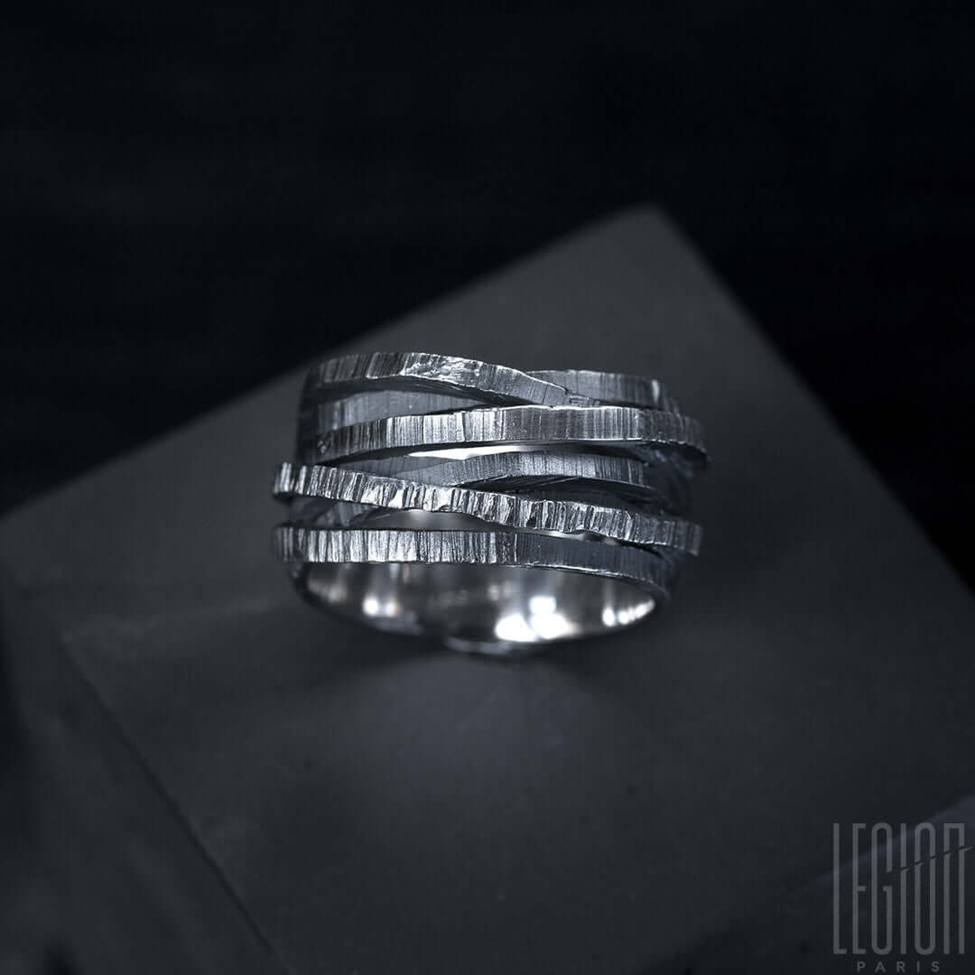 bague massive en argent noir texturée