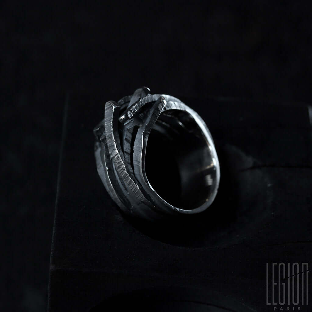 bague massive en argent noir texturée