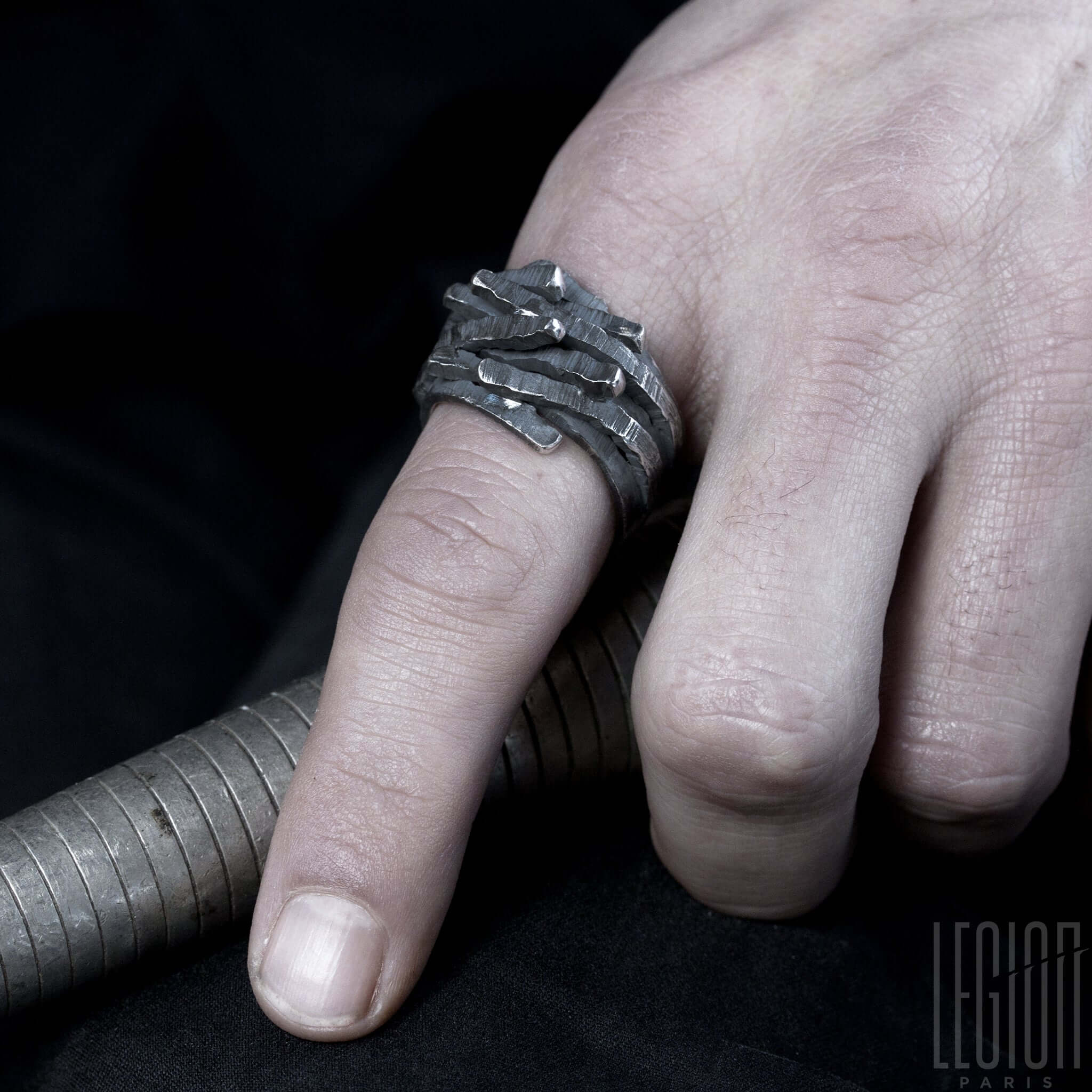 bague massive en argent noir texturée