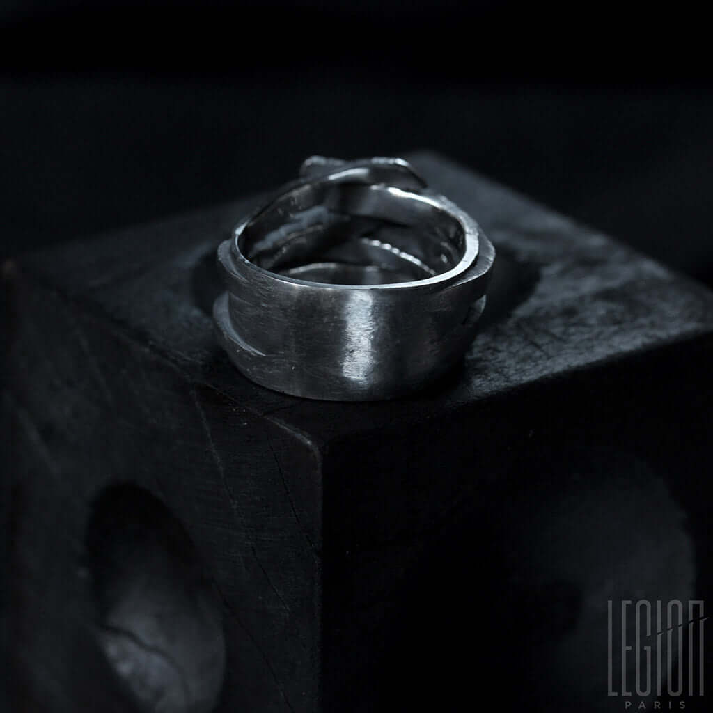 bague massive en argent noir texturée