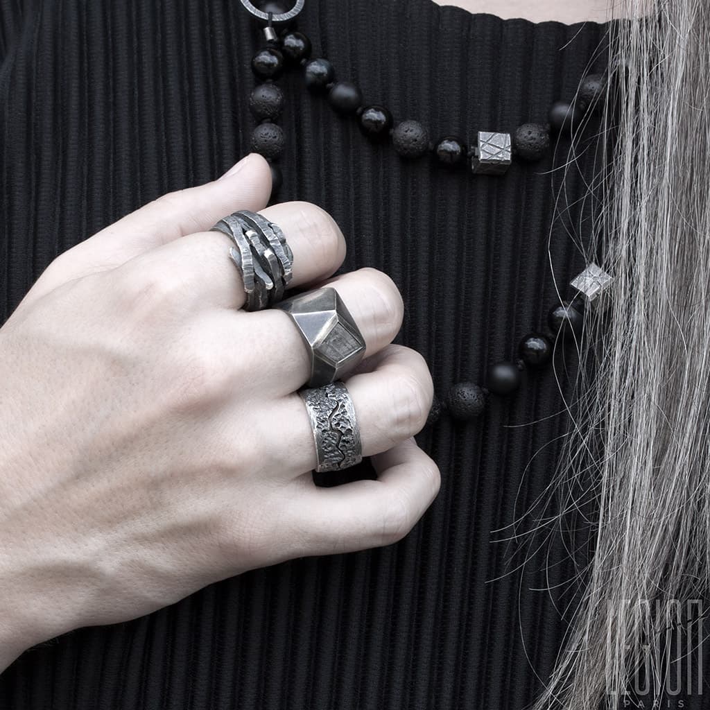 bague massive en argent noir texturée