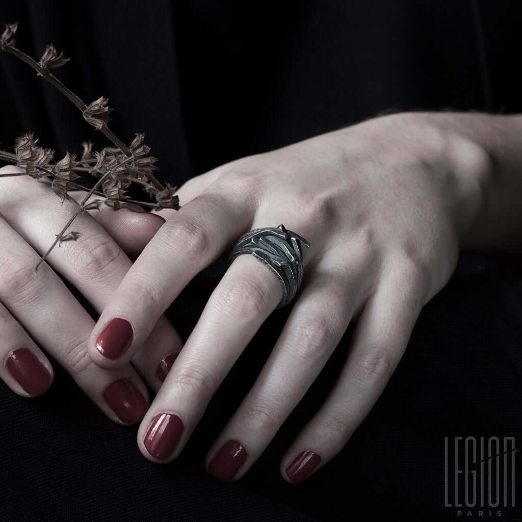 bague massive en argent noir texturée